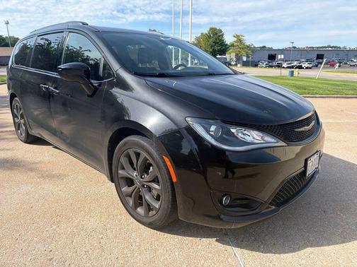 Brilliant Black Crystal Pearlcoat 2018 Chrysler Pacifica Touring Plus