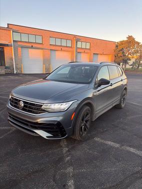 Platinum Gray Metallic 2023 Volkswagen Tiguan 2.0T SE R-Line Black