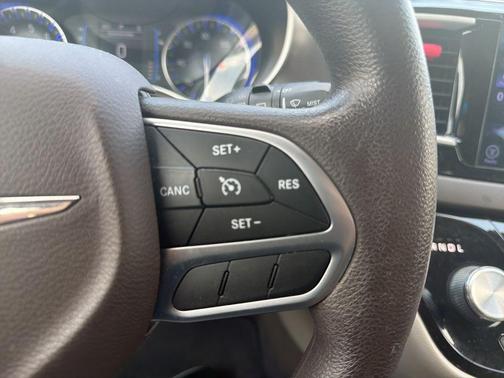 Bright White Clearcoat 2017 Chrysler Pacifica Touring