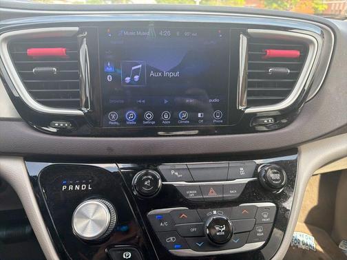 Bright White Clearcoat 2017 Chrysler Pacifica Touring
