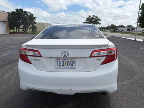 Super White 2014 Toyota Camry SE