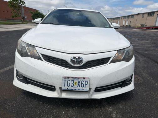 Super White 2014 Toyota Camry SE