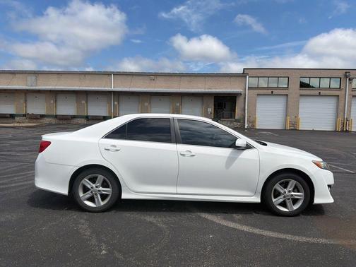 Super White 2014 Toyota Camry SE