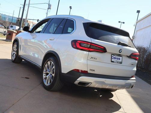 White Metallic 2021 BMW X5 sDrive40i