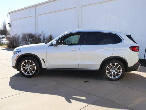 White Metallic 2021 BMW X5 sDrive40i