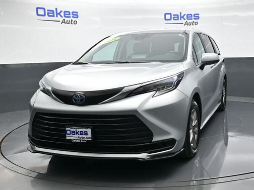 2024 Toyota Sienna LE