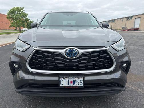 Magnetic Gray Metallic 2023 Toyota Highlander Hybrid XLE