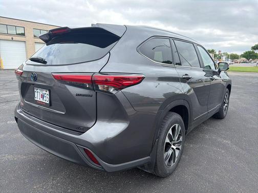 Magnetic Gray Metallic 2023 Toyota Highlander Hybrid XLE