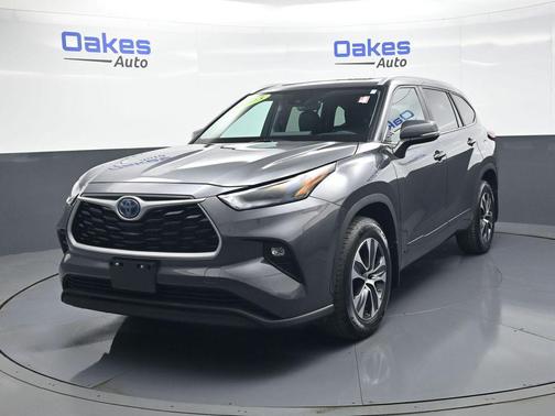 Magnetic Gray Metallic 2023 Toyota Highlander Hybrid XLE