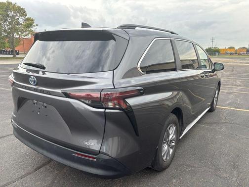 Magnetic Gray Metallic 2025 Toyota Sienna XLE
