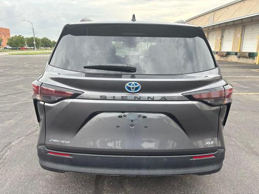 Magnetic Gray Metallic 2025 Toyota Sienna XLE