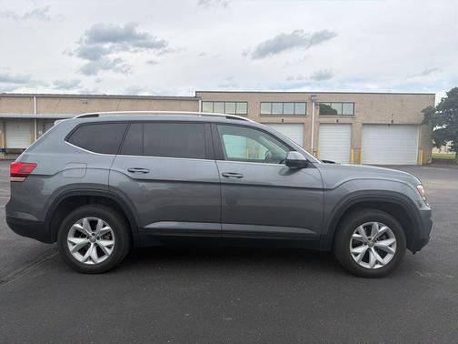 Platinum Gray Metallic 2019 Volkswagen Atlas 3.6L SE w/Technology