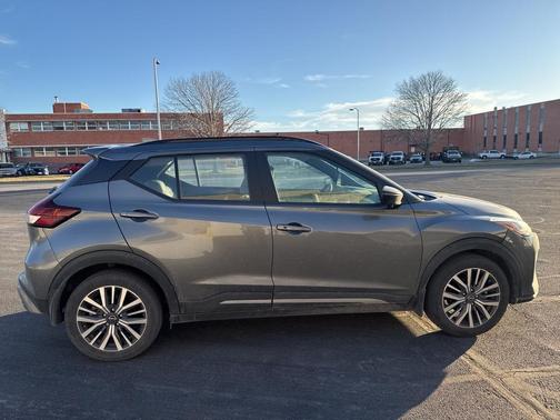 2023 Nissan Kicks SR