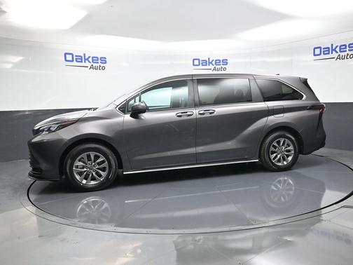 2024 Toyota Sienna LE