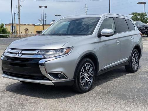 Photo 2 of 35 of 2018 Mitsubishi Outlander GT