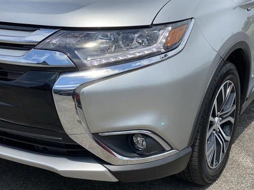 Photo 3 of 35 of 2018 Mitsubishi Outlander GT