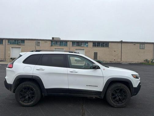 Bright White Clearcoat 2019 Jeep Cherokee Trailhawk