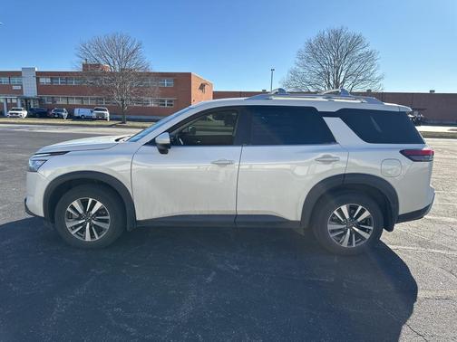 2023 Nissan Pathfinder SL 4WD