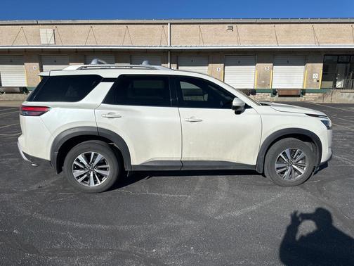 2023 Nissan Pathfinder SL 4WD