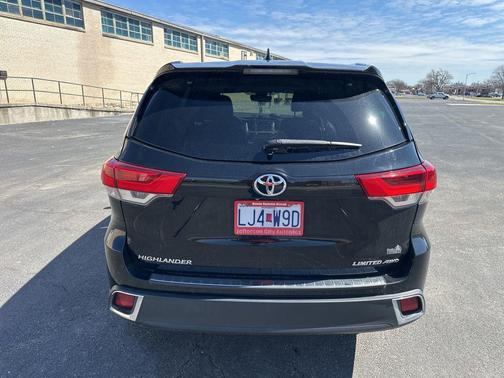 Midnight Black Metallic 2019 Toyota Highlander Limited
