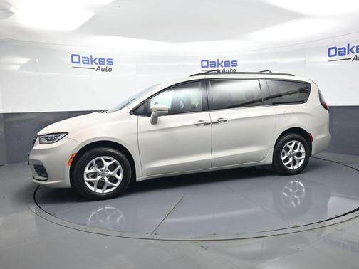 Luxury White Pearlcoat 2021 Chrysler Pacifica Limited