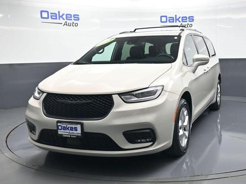 Luxury White Pearlcoat 2021 Chrysler Pacifica Limited