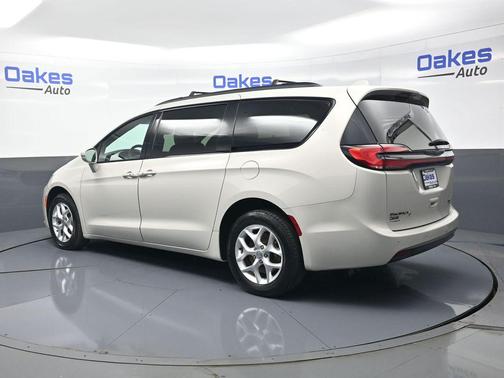 Luxury White Pearlcoat 2021 Chrysler Pacifica Limited