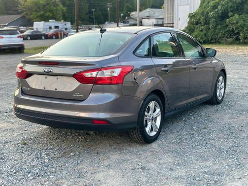 Gray 2014 Ford Focus SE