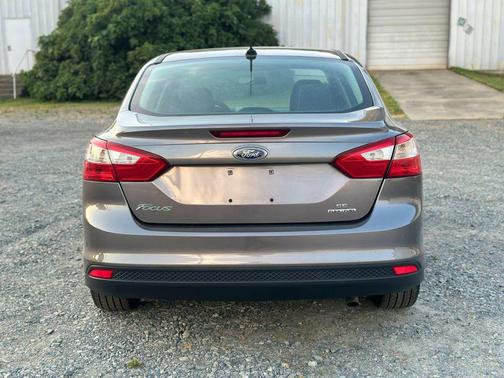 Gray 2014 Ford Focus SE