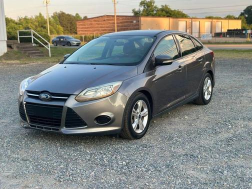 Gray 2014 Ford Focus SE