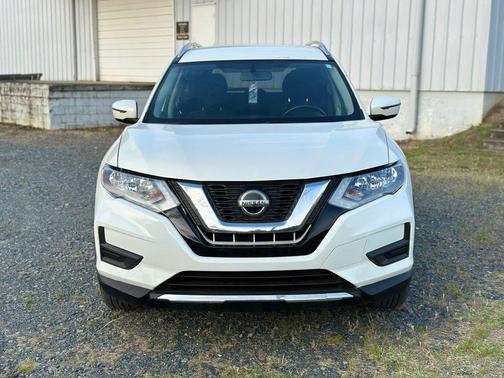 White 2018 Nissan Rogue SV
