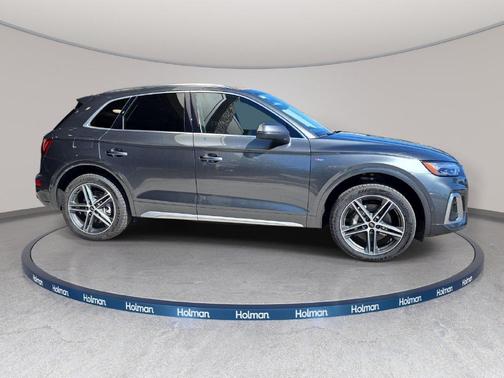 Daytona Gray Pearl Effect 2024 Audi Q5 e 55 S line quattro Premium