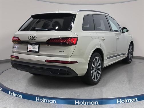 2022 Audi Q7 45 Premium Plus