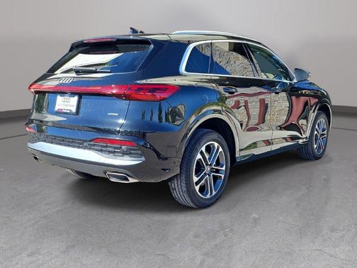 Mythos Black Metallic 2025 Audi Q5 2.0T quattro Premium