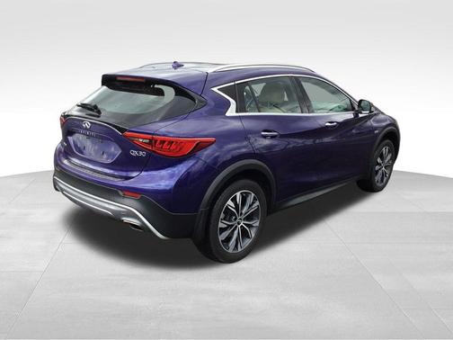 2017 INFINITI QX30 Premium