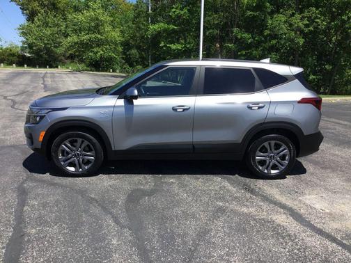 Steel Gray 2023 Kia Seltos LX