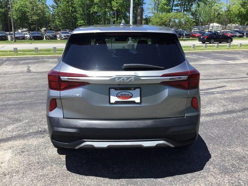 Steel Gray 2023 Kia Seltos LX