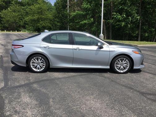 Celestial Silver Metallic 2018 Toyota Camry Hybrid XLE