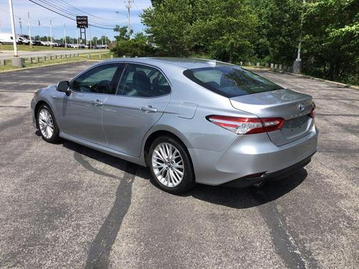 Celestial Silver Metallic 2018 Toyota Camry Hybrid XLE