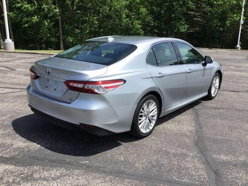 Celestial Silver Metallic 2018 Toyota Camry Hybrid XLE