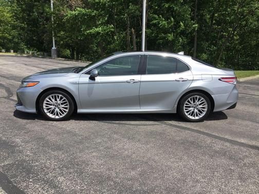 Celestial Silver Metallic 2018 Toyota Camry Hybrid XLE