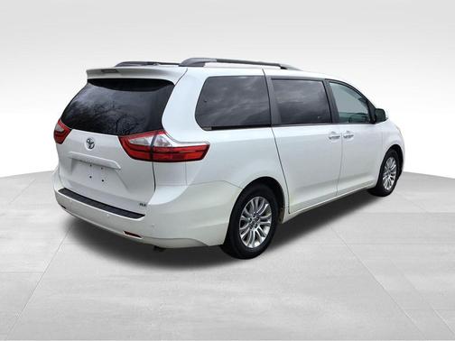Blizzard Pearl 2016 Toyota Sienna XLE