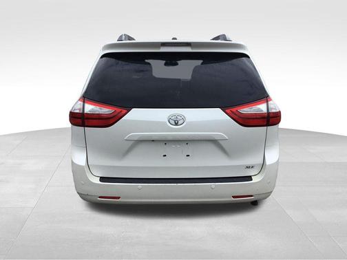 Blizzard Pearl 2016 Toyota Sienna XLE