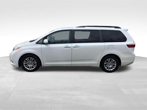 Blizzard Pearl 2016 Toyota Sienna XLE