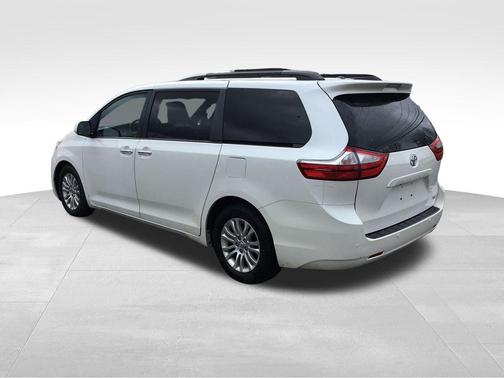 Blizzard Pearl 2016 Toyota Sienna XLE