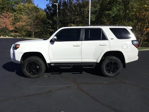Super White 2018 Toyota 4Runner SR5 Premium