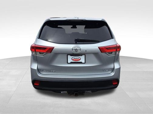 Celestial Silver Metallic 2018 Toyota Highlander LE Plus