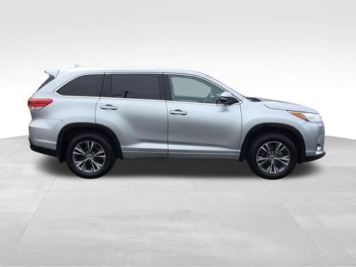 Celestial Silver Metallic 2018 Toyota Highlander LE Plus