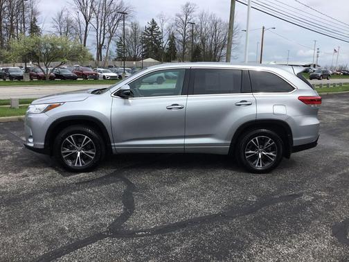 Celestial Silver Metallic 2018 Toyota Highlander LE Plus