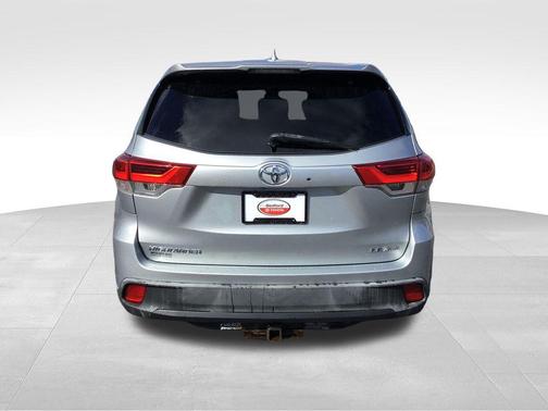 Celestial Silver Metallic 2018 Toyota Highlander LE Plus